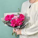 Velvet petals букет из роз и диантусов