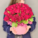 65 красных роз в шляпной коробке