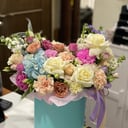 Шляпная коробка с цветами «Мэрилин» из роз и гвоздик