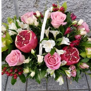 Коробка с цветами «Гранатовая нежность» из роз и орхидей