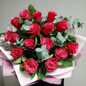 Букет из роз 15шт с эвкалиптом