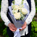 Букет из роз и маттиолы