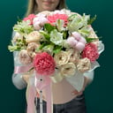 Шляпная коробка с нежными цветами из роз и гвоздик