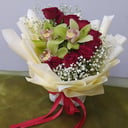 Композиция «Красота в мелочах» из роз и орхидей