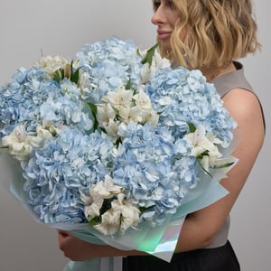 Букет с 5 голубыми гортензиями