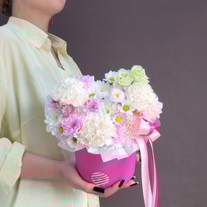 Шляпная коробка с цветами «Яркое мгновение» из хризантем и гвоздик