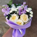 Авторский букет из роз и хризантем