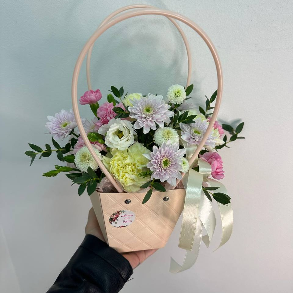 Коробка с цветами «Композиция в сумке» из гвоздик и эустом