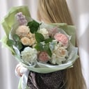 Букет «Ароматный сад» из гвоздик и роз