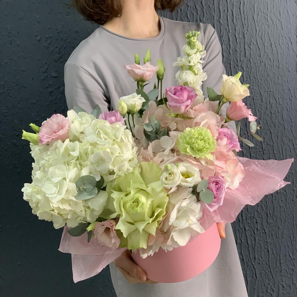 Букет «Цветы "Люби меня по французски"» из гортензий и роз