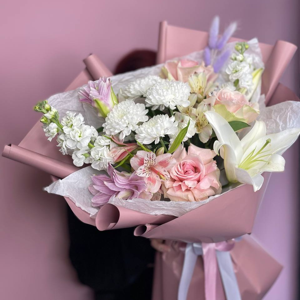 Букет с розой сорта Мондиаль для мамы