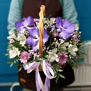 Корзина с цветами «Для неё» из альстромерий и хризантем