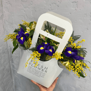 Коробка с цветами «Композиция цветов» из ирисов и мимоза