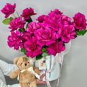 Шляпная коробка с цветами «Шанталь Мерье и медведь» из роз