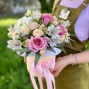 Шляпная коробка с цветами «Разговоры о любви» из роз и альстромерий