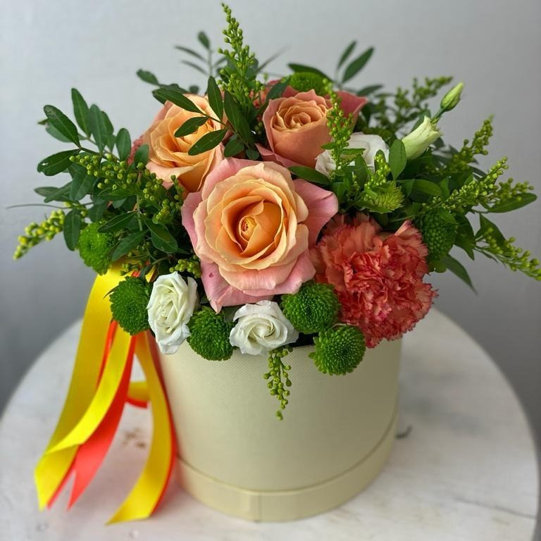 Шляпная коробка с цветами «Летний день» из роз и эустом