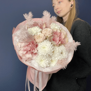 Классический букет в нежной гамме из гвоздик и роз