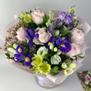 Сборный букет "Формула таинственности" из ирисов и альстромерий