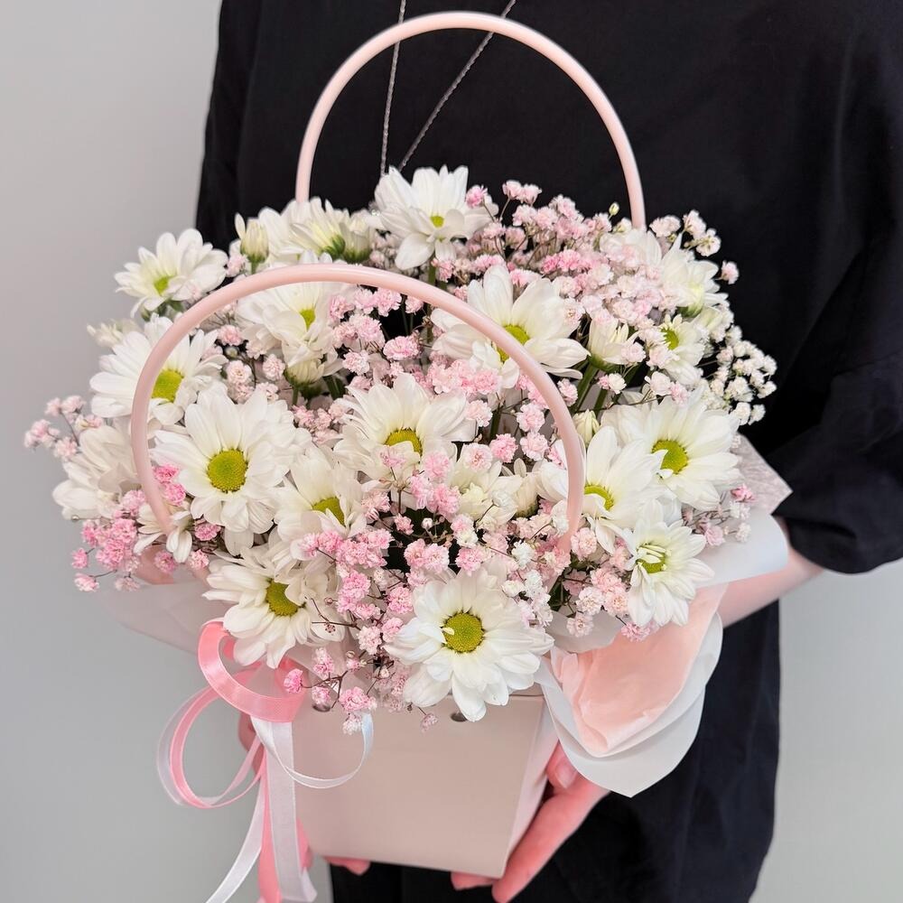 Коробка с цветами «Композиция в сумочке» из хризантем