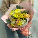 Букет «Еловая нотка» из гвоздик и роз