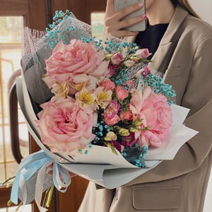 Букет «Большая любовь в маленьком городе» из роз и эустом