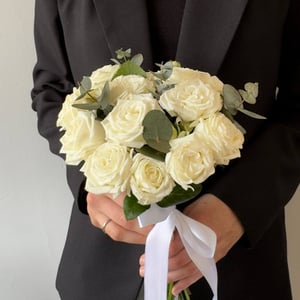 Букет невесты: розы и эвкалипт