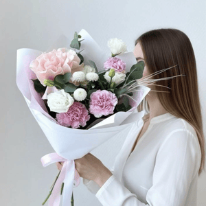 Букет «Нежный цветочный комплимент» из гвоздик и роз