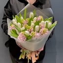 Букет «Талая вода» из тюльпанов и экзотических цветов