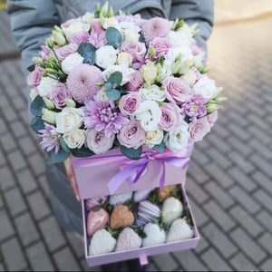 Клубника в шоколаде с цветами