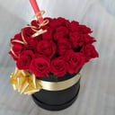 Шляпная коробка с цветами «Розы в чёрной коробке 25шт»