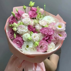 Букет из белой и розовой эустомы