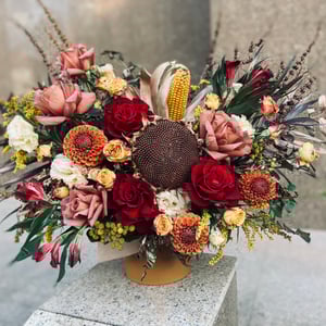 Шляпная коробка с цветами «Цветы в коробке Краски щедрой осени» из роз и эустом