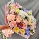 Букет «Облако нежности» из эустом и хризантем