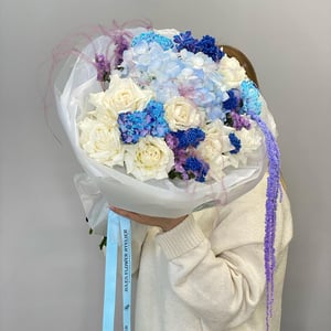 Горный ручей букет с гортензией из роз и гвоздик