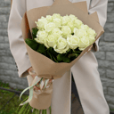 Букет «21 Белая роза 70см в крафте»