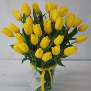 Букет желтых тюльпанов под ленту