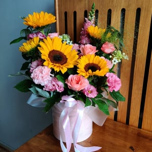 Шляпная коробка с цветами «Композиция: подсолнухи, гвоздики, розы»