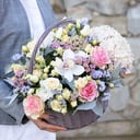 Корзина с цветами «Белый ангел» из хризантем и гортензий