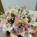 Букет «Нежность шелка» из роз и гвоздик