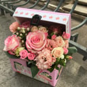 Композиция в шкатулке из роз и эустом