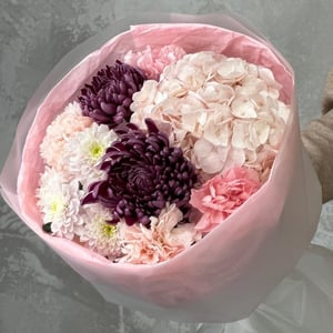 Нежный букет с гортензией и хризантемой