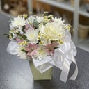 Шляпная коробка с цветами «Нежный вальс» из альстромерий и хризантем