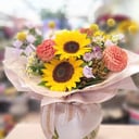 Композиция «Осений луч» из эустом и ромашек