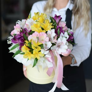 Букет «Цветы в коробке из альстромерий»