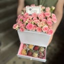 Подарочный набор «Кустовые розы и Клубника»