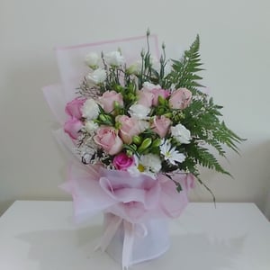 Шляпная коробка с цветами «Волшебная вуаль» из роз и альстромерий