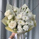 Сборный букет с пионовидными розами из хризантем