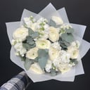 Букет с белыми ранункулюсами