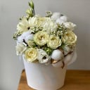 Коробка с цветами «Композиция Роз, Лизиантуса и Гермини»