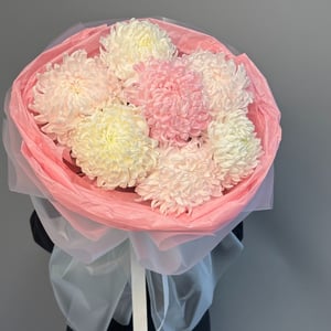 Нежнейший букет из белых и розовых хриза